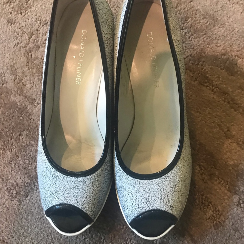 Crackle leather upper with patent leather trim